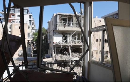 冲突过后一片狼藉，家没了、车也毁了！超过1.2万份赔偿申请扎成堆，写的全是老百姓