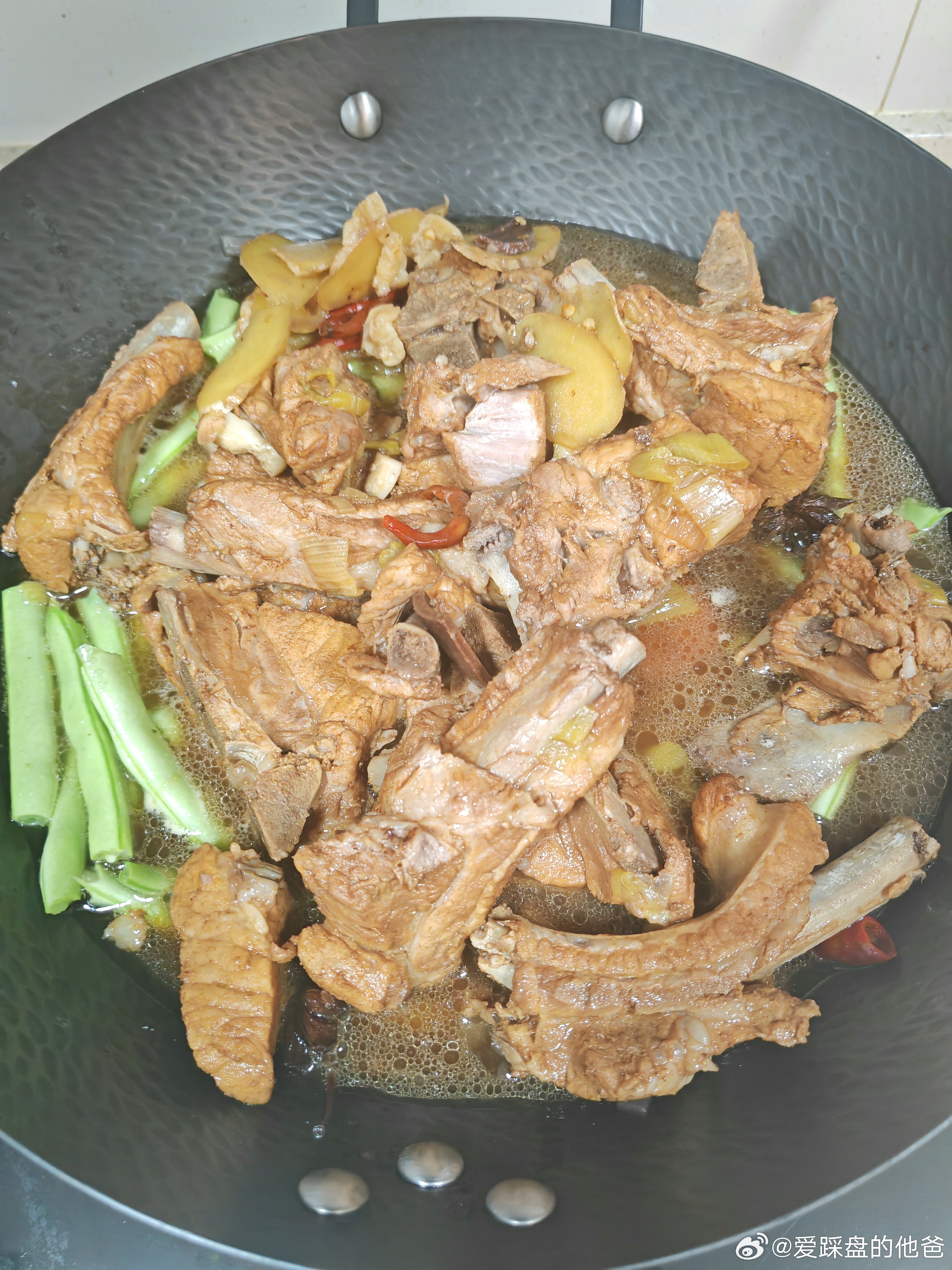 晚上吃东北一锅出，喝罗斯福10号，这款啤酒太厚重了，缺少点清爽感，20块钱一瓶。