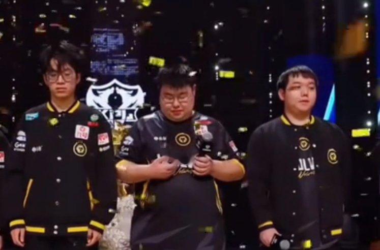 小胖哭了 小胖哭了！狼队最终击败WB进入总决赛！牛[赞][赞]恭喜狼队！ ​ ​