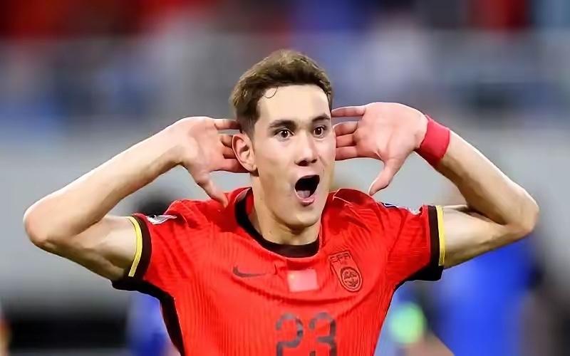 拜合拉木这波操作，真的让我对“偶像”两个字有了新的定义——不是光鲜亮丽的包装，而