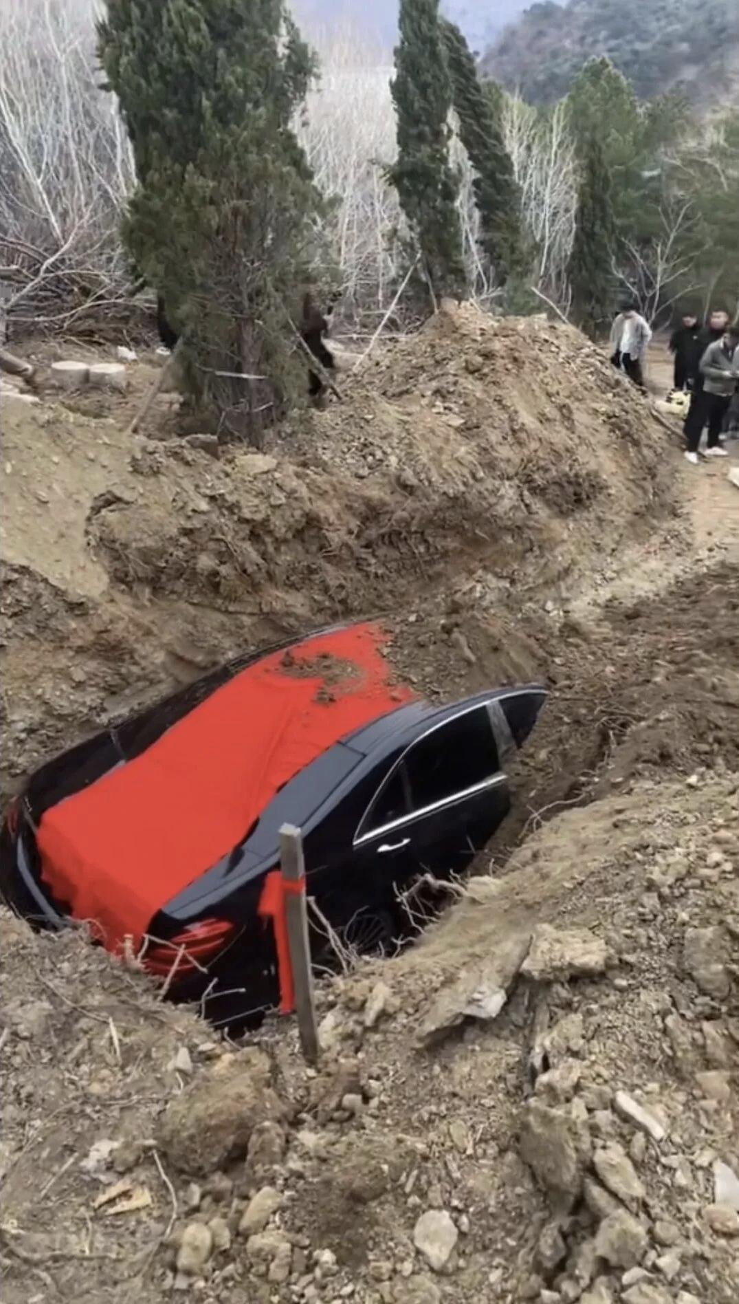 最近看到辽宁辽阳有富豪把价值百万、挂着8888豹子号车牌的奔驰S450当陪葬品埋