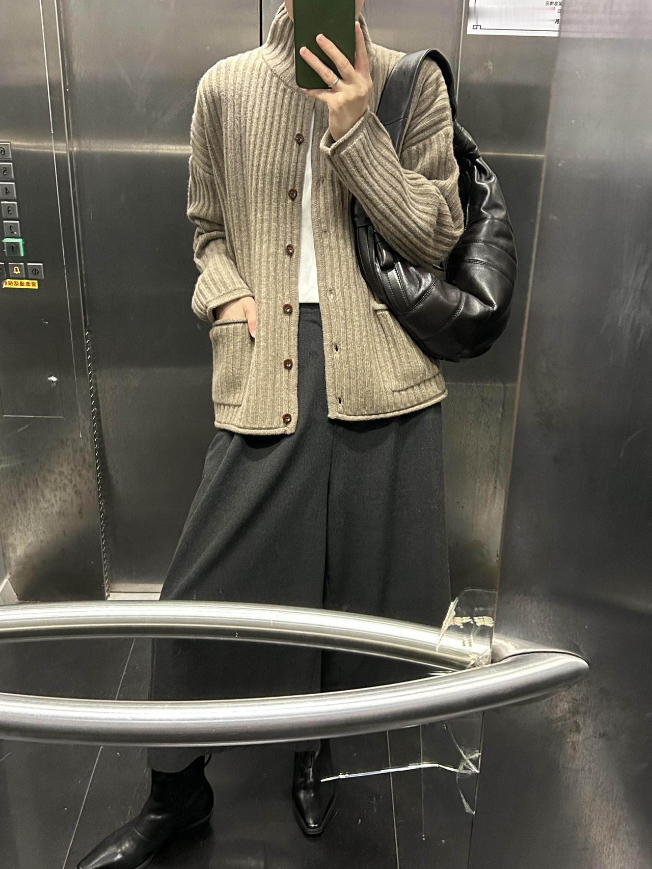 基础款怎么穿更时髦有气质！
这组给了绝佳答案，全靠质感针织与简约裤装打造松弛感。