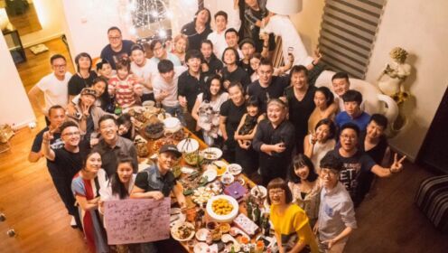 刘欢家宴几十人挤满屋，欢哥掌勺红烧肉，妻子麻辣凉面太香！