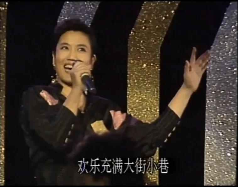 李秀明的歌路也很宽，独唱音乐会上唱《在我生命里》，边歌边舞，动感十足