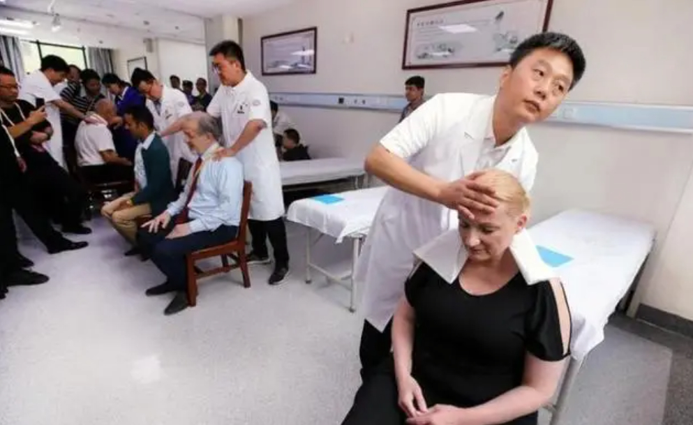 外国人涌入中国看病是好事吗 咱得辩证看！免签政策下，不少老外因咱医疗“快省好特”