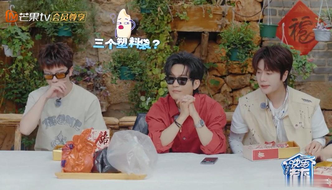 苏醒的表情演都不演了快乐老友记 导演组的离谱操作，让苏醒表情管理彻底摆烂，嘴角抽