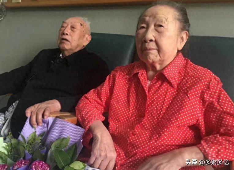 泪目！红军丈夫突围后失踪，妻子苦寻两年，终于在建国前夕迎来团圆
 
老红军秦忠在