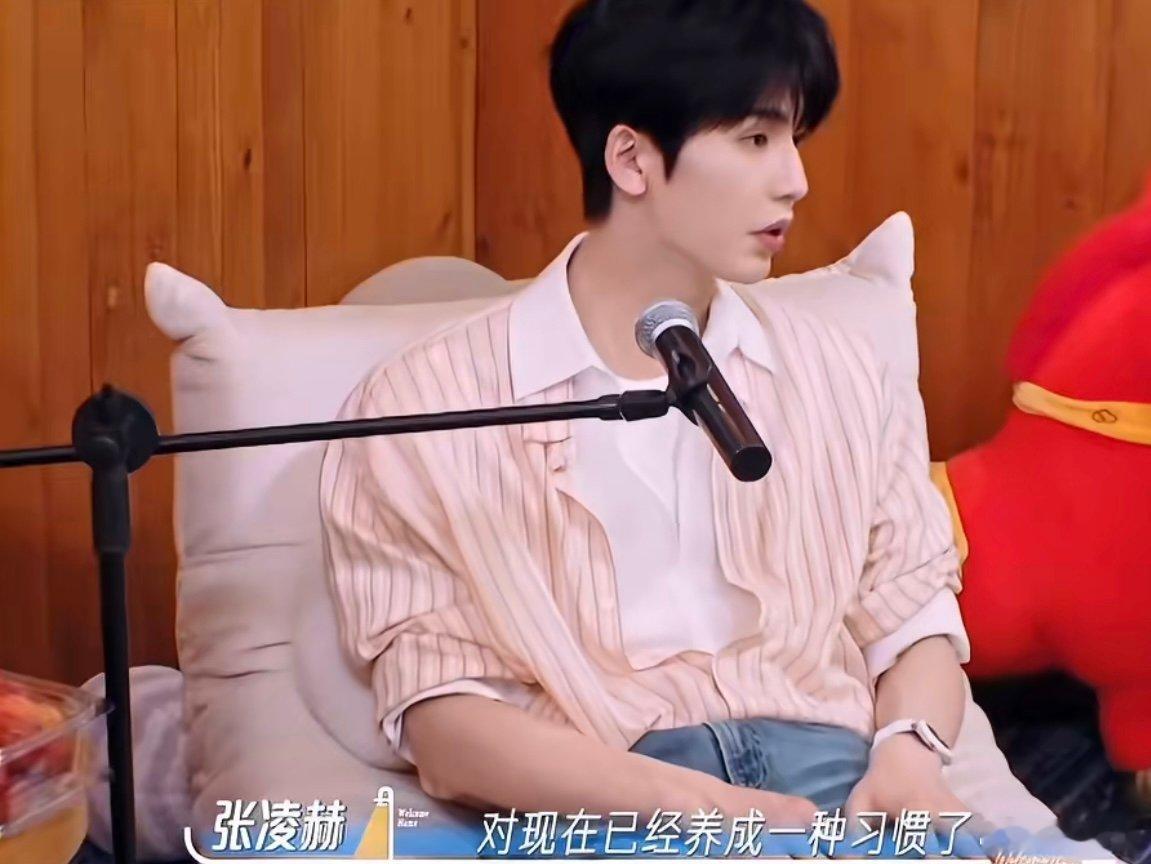 张凌赫空腹喝咖啡张凌赫喝咖啡的习惯张凌赫是真的爱喝咖啡，咖啡不离手 