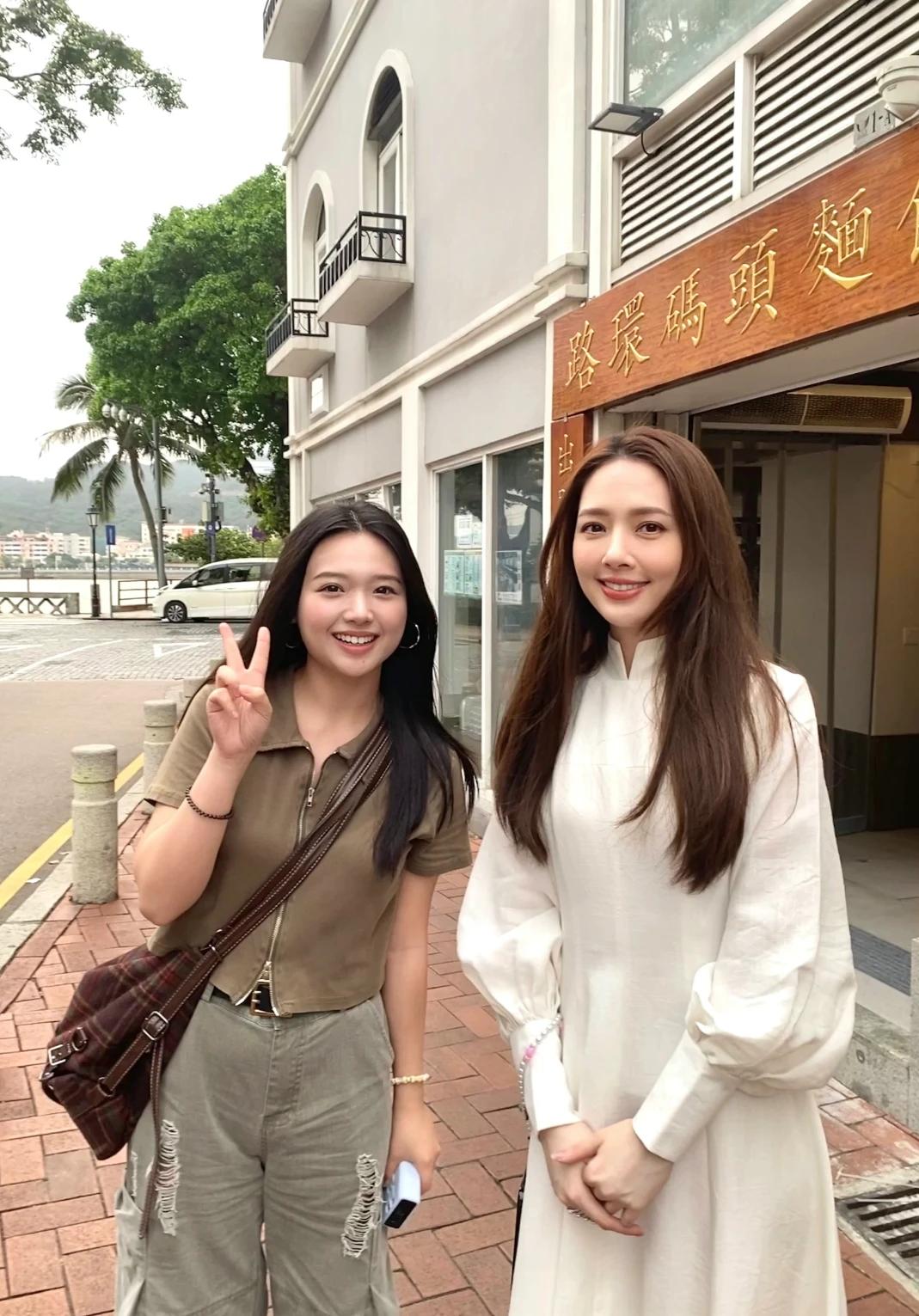 网友偶遇郭碧婷
郭碧婷看起来越来越富态了
一看就是有钱人家的富太太！
这个直发型