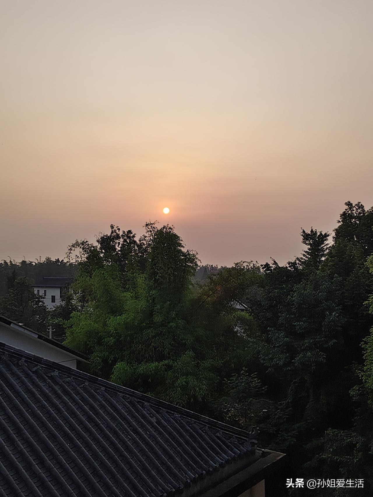 换上舒适的旧衣裳，去探望相识十余年的老大姐
昨晚，关怀我多年的老大姐打来电话，告