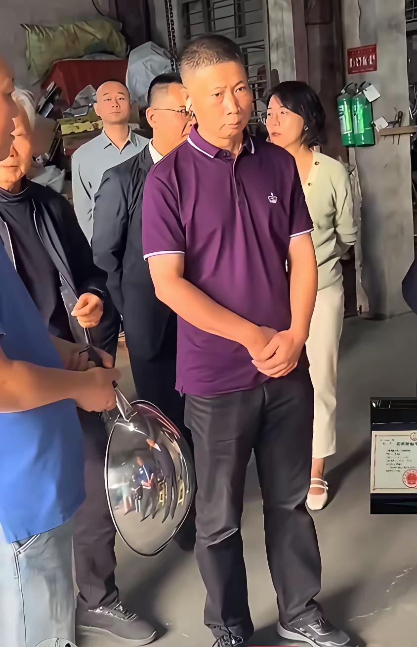 这瑞安不锈钢的锅还没有卖出去呢？这老板也开始砸自己的招牌。
一个不锈钢锅用了十几