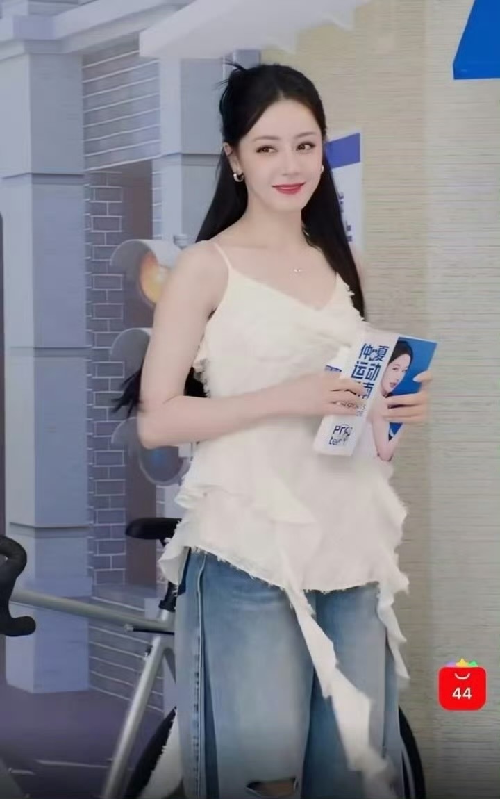 迪丽热巴直播美成啥了[yeah]怎么有人把简单的白色吊带和牛仔裤穿的这么好看！巴