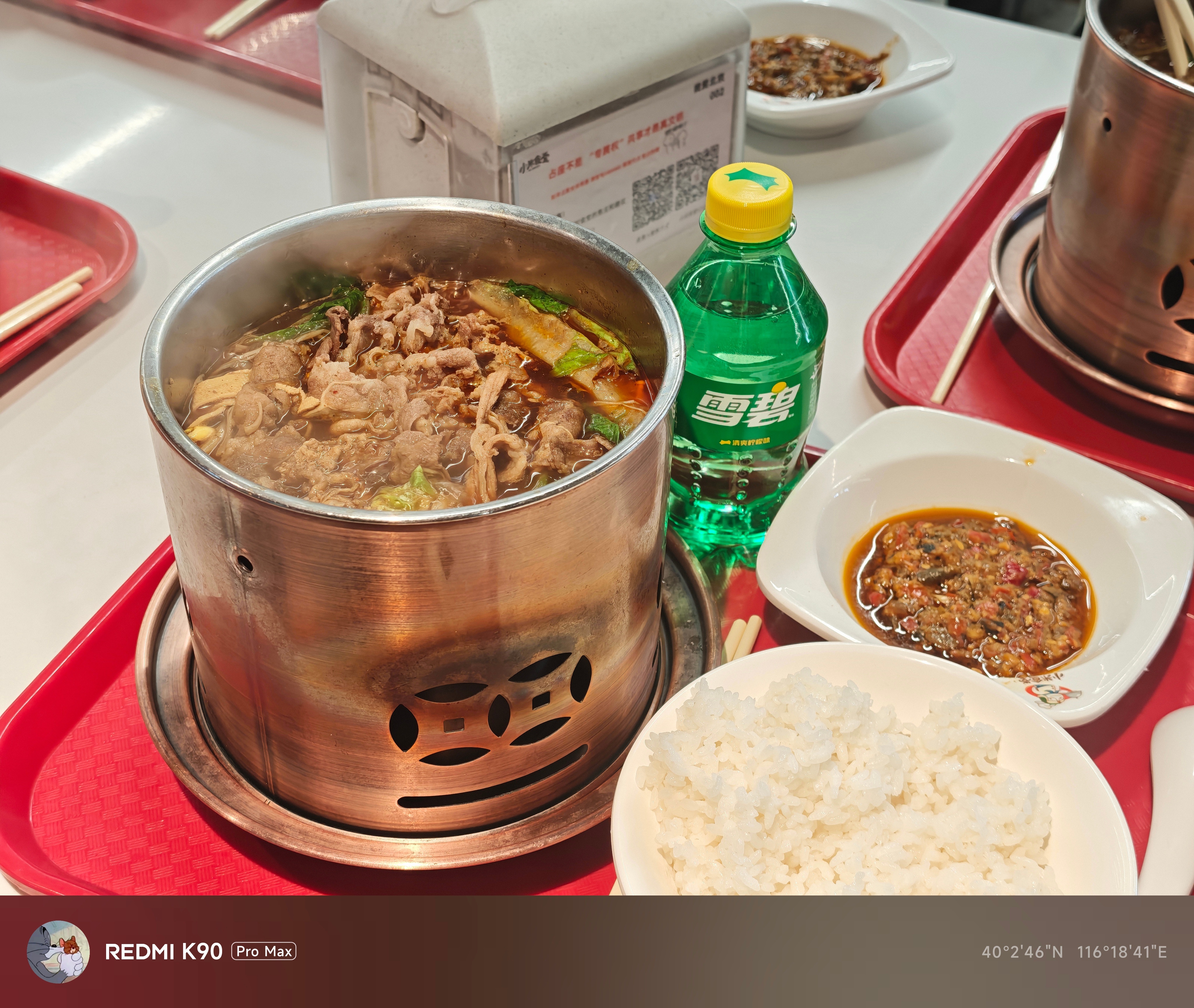 午餐是小米食堂的肥牛小火锅加雪碧套餐