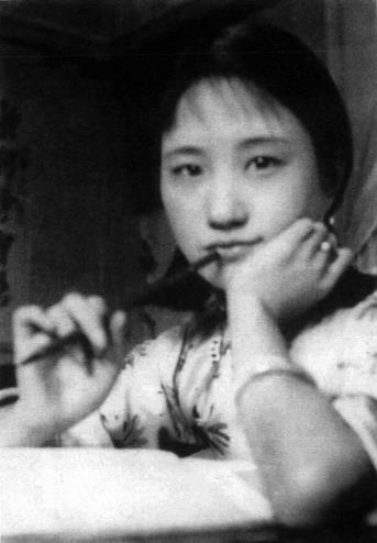 陆小曼执笔沉思