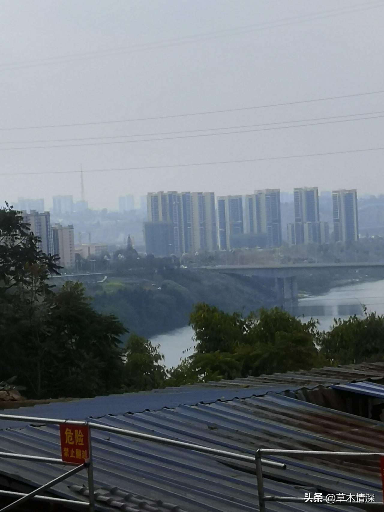 资阳城市，看见了资阳城市虽然在远处看见城市，一个在农村住惯了的农民朋友，对于城市