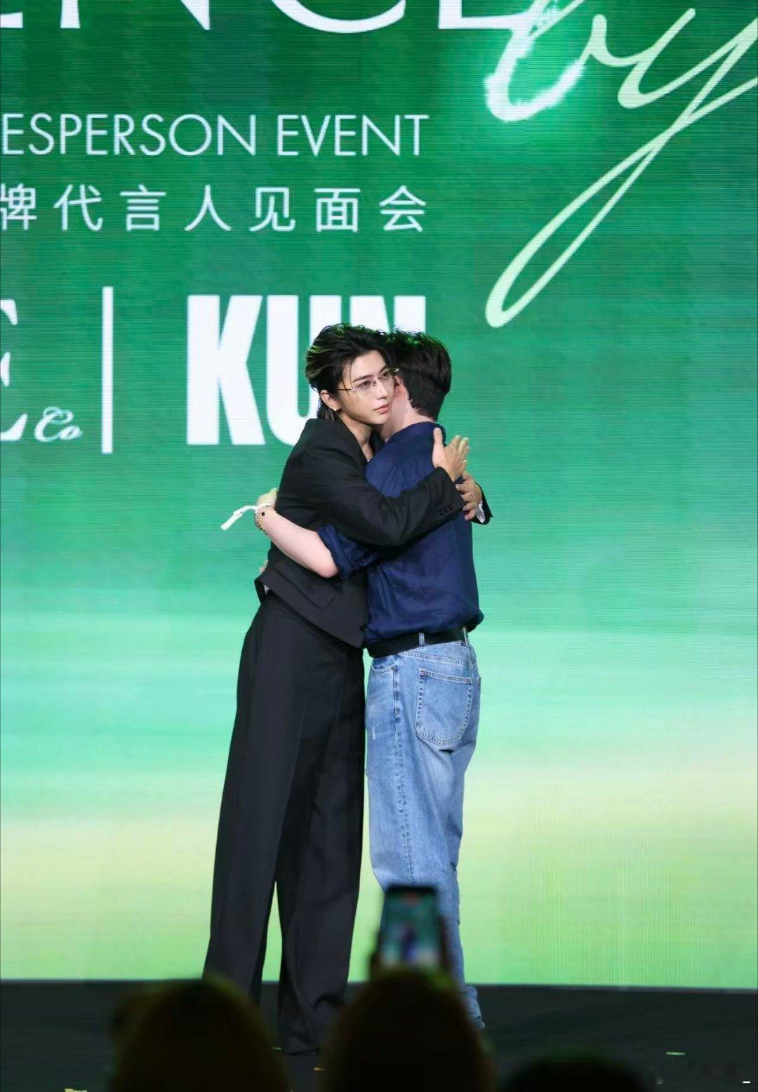 蔡徐坤安慰主持人突发意外最见人品，蔡徐坤没在意自己尴尬狼狈，第一时间安抚主持人、
