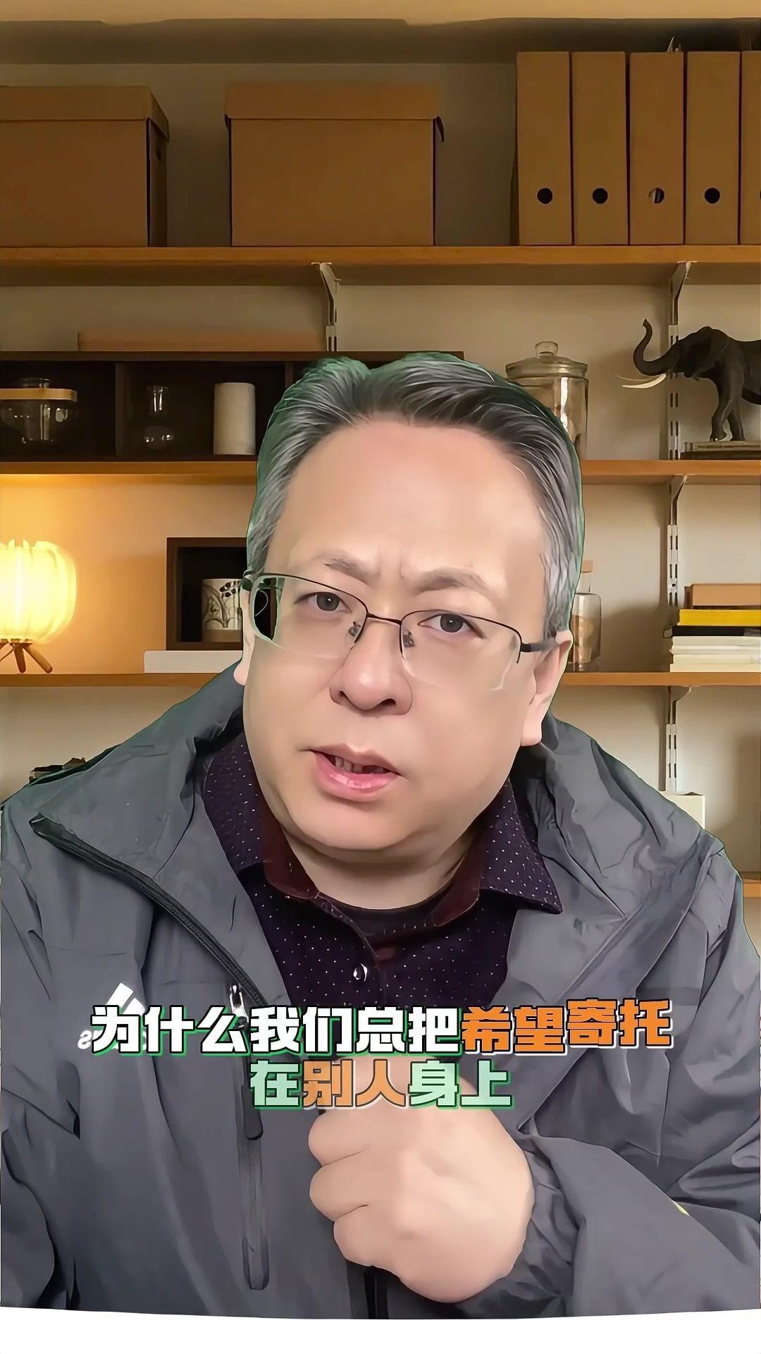 为什么我们总把希望寄托在别人身上？为什么明明握着改变命运的钥匙，却总在等待别人的