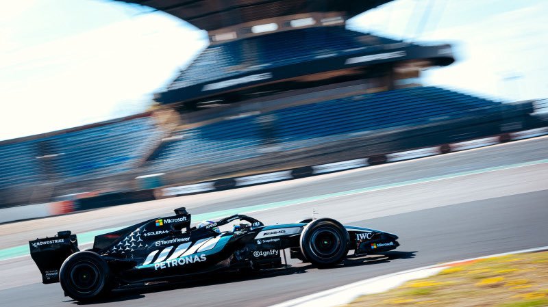 梅赛德斯车队和迈凯伦车队在纽博格林GP赛道完成第二天的倍耐力轮胎研发及测试工作?