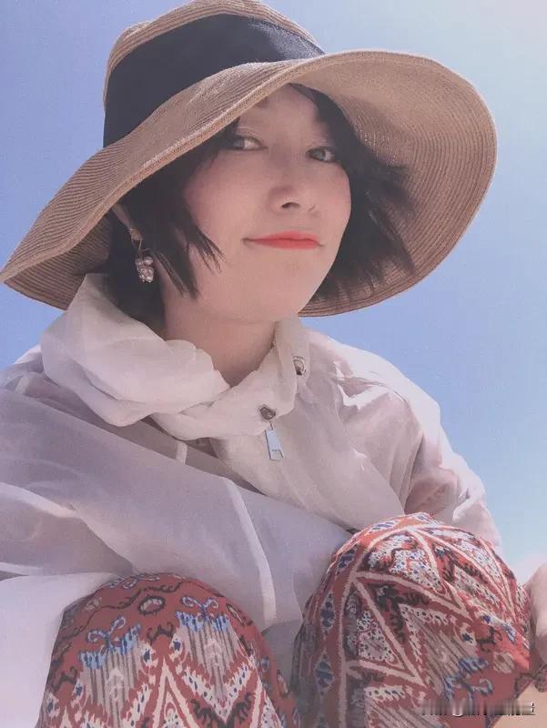 看到贺娇龙离世的消息真挺难受的。那个雪地策马、为新疆农产品吆喝的“网红县长”，才