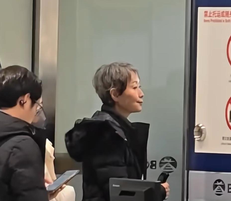 叶童被拍到在街头排练，素颜穿T恤牛仔裤，和工作人员聊天笑得像个邻家阿姨。
这和她