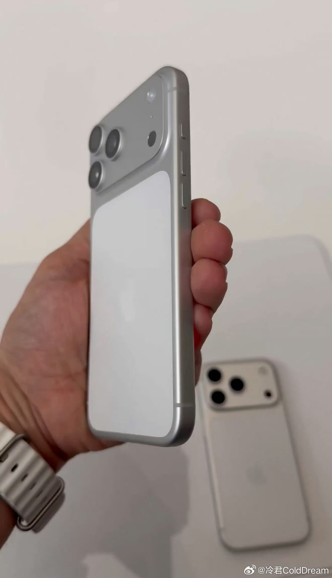 还有更辣眼睛了，不能只有我一个人看到[允悲]。iPhone17今年Pro系列白色