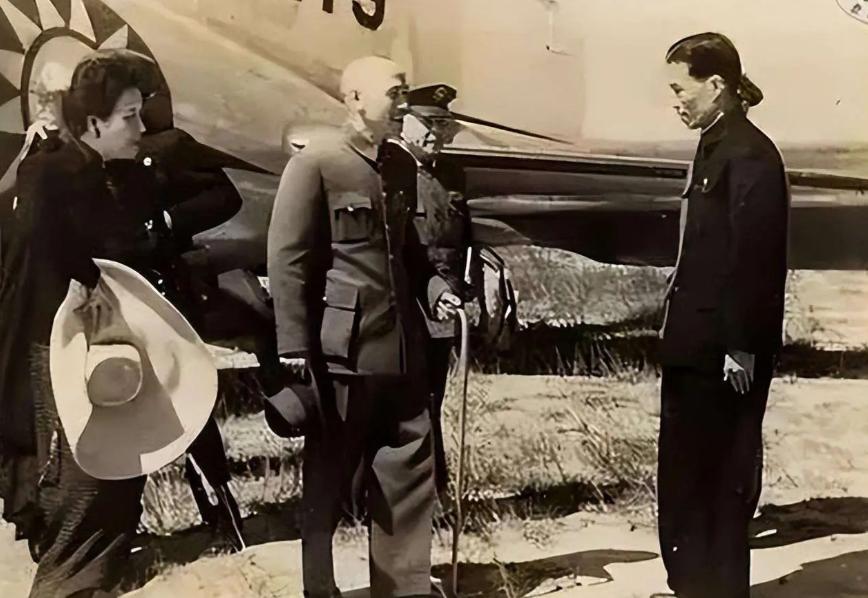 很多人以为1949年蒋介石败退台湾是被解放军"打跑"的仓皇之举，实则不然。早在三