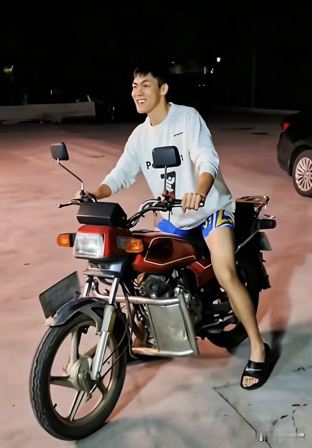 广西超跑！

庞峥麟  一个从小砍甘蔗长大的广西仔，没有经过太多的专业青训训练而