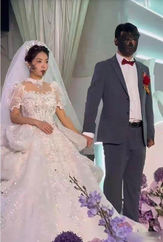第一眼看还以为新郎是黑人 ​​​
