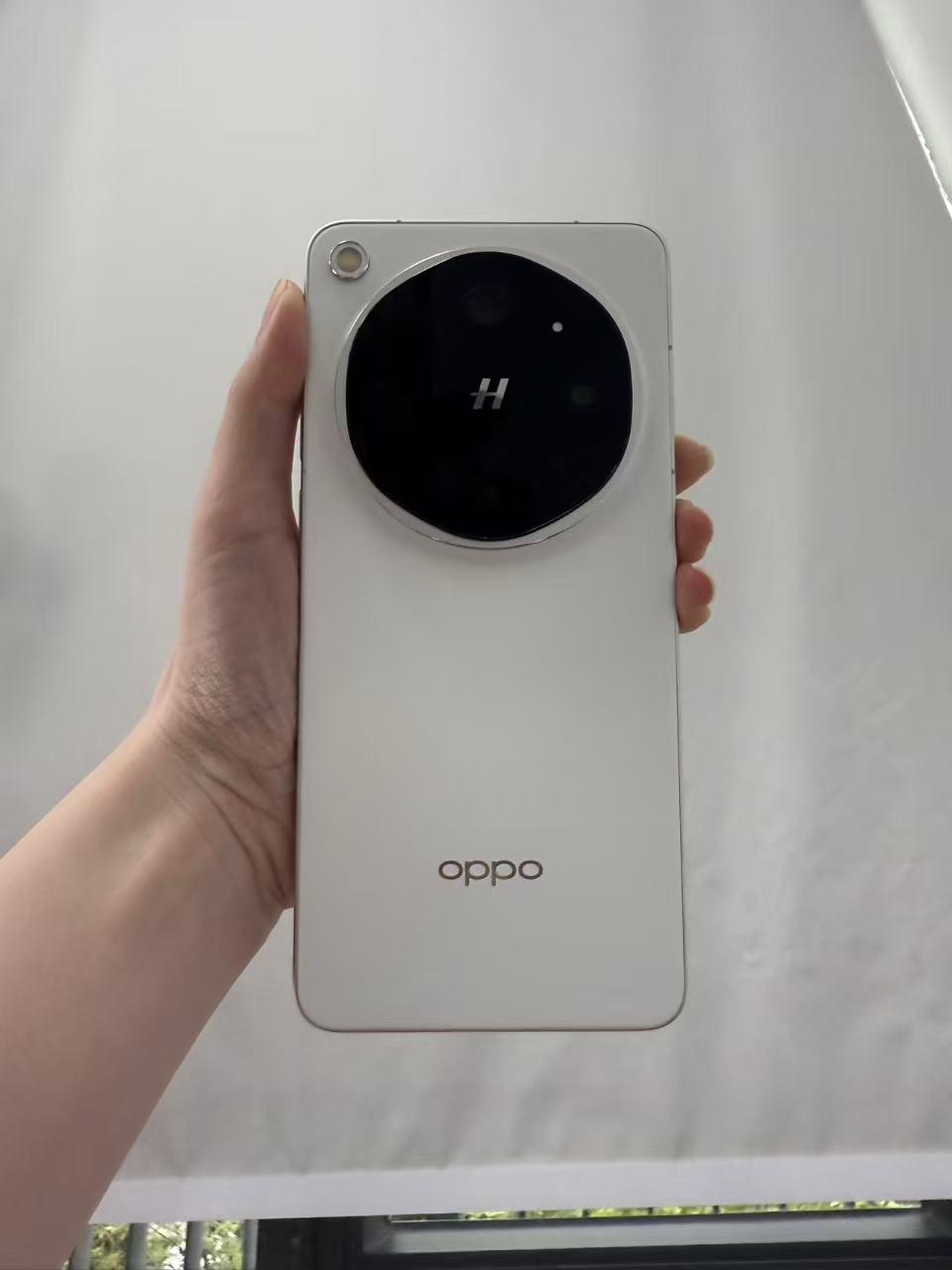 啊啊啊😍摸到Find X9 Ultra啦，白色控满足

在体验区把新品都摸了一