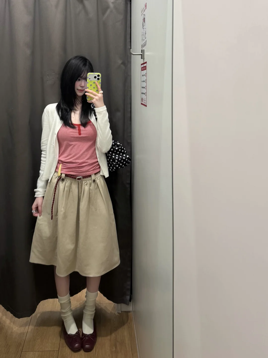 优衣库早春白女松弛感🍧漂亮红色叠穿好显白