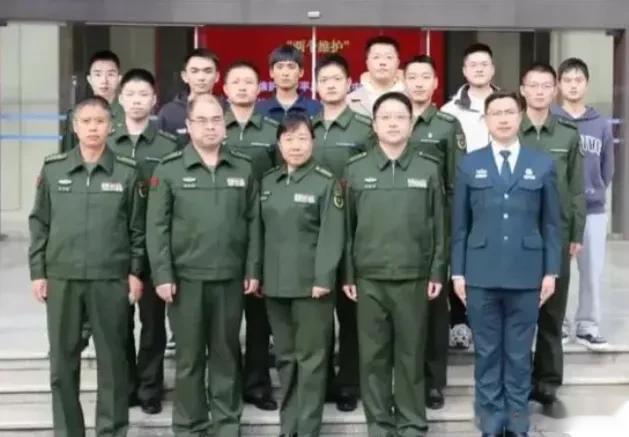 中俄朝现在的军装几乎一模一样？如图所示，这是近年才配发的军官作业服，主要是在非野