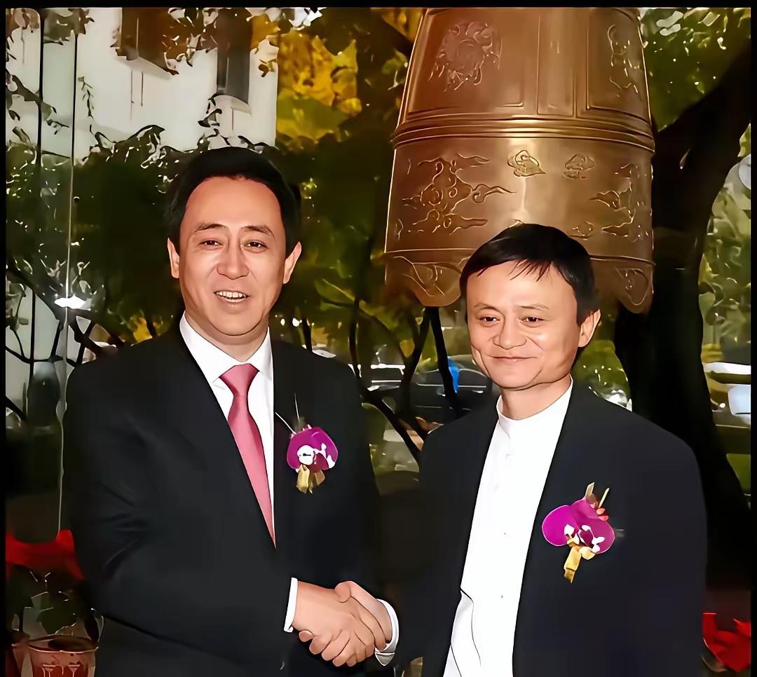 重磅同框！马云与许家印罕见同框现身，两大商界重磅人物同框出镜瞬间引爆全网关注，镜