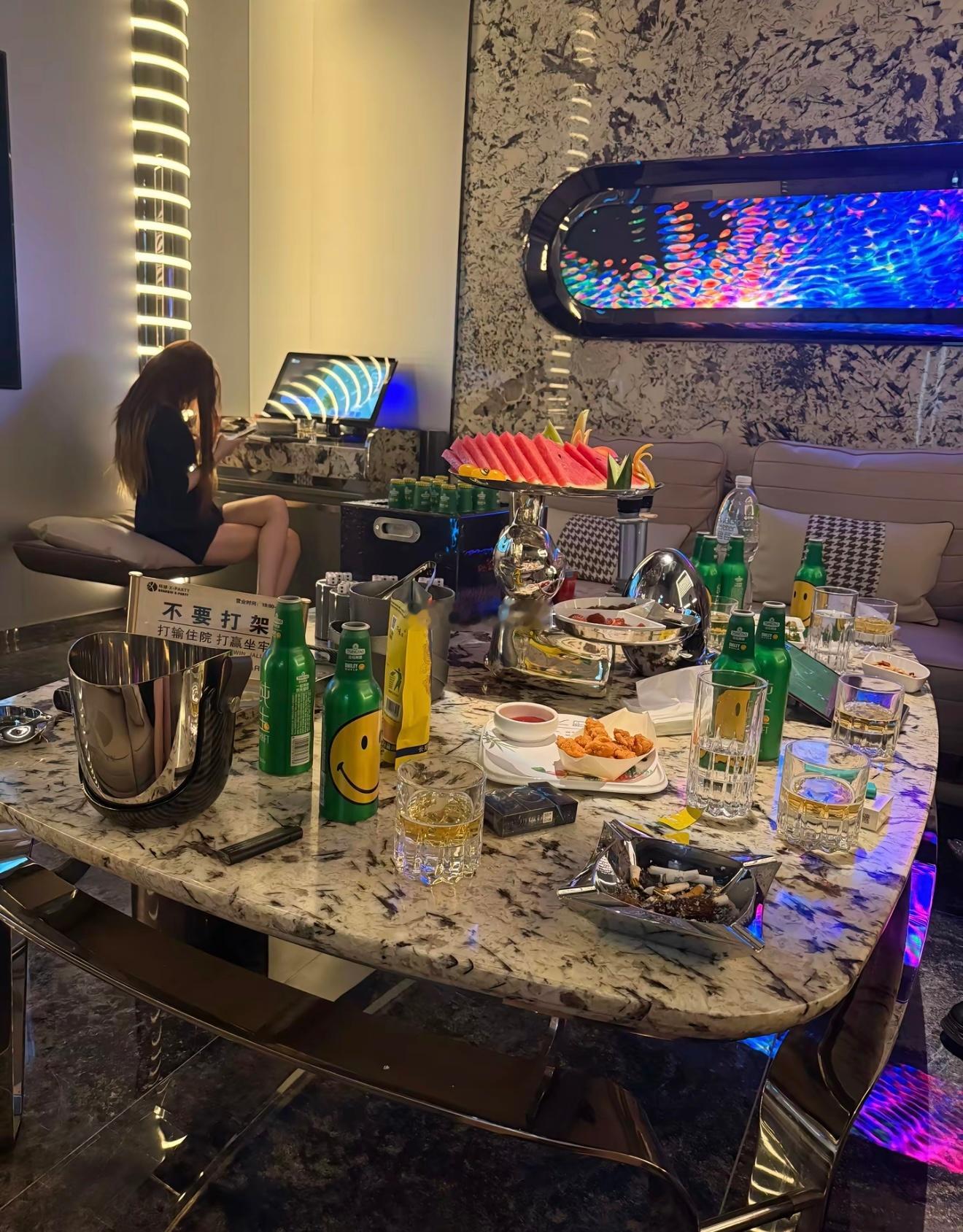 上次去商K，说自己女大学生。我就出了道一阶线性微分方程dy/dx+P(x)y=Q