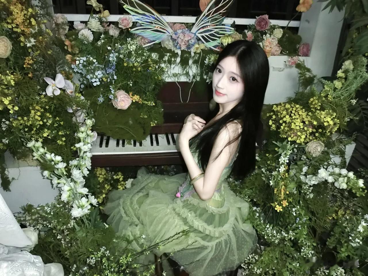 花间蝴蝶舞，琴声入梦来。