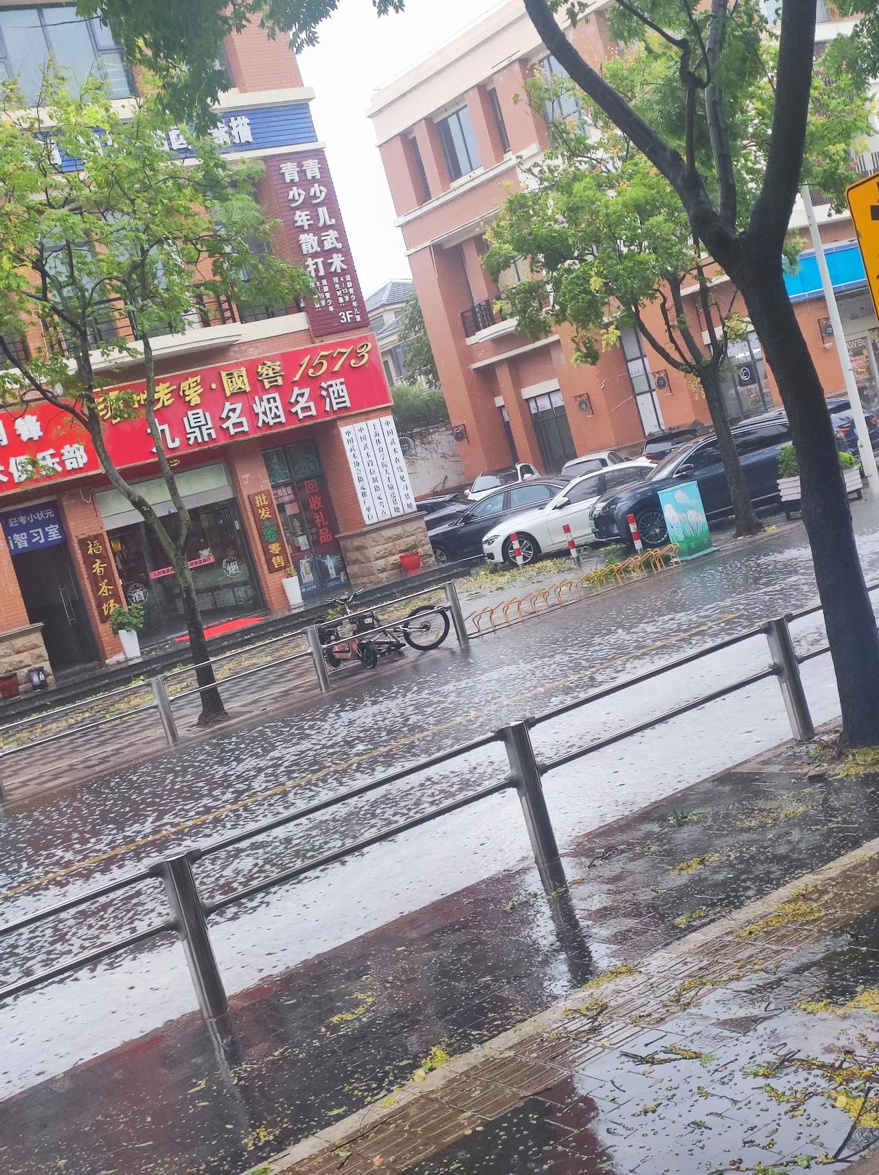 顶着狂风暴雨，出去吃碗