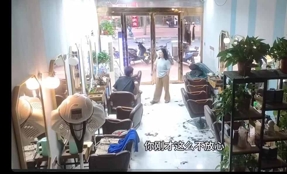 大家帮着捋一捋，账怎么算？女子去理发，忘记带钱，于是，她向理发店老板借了100元