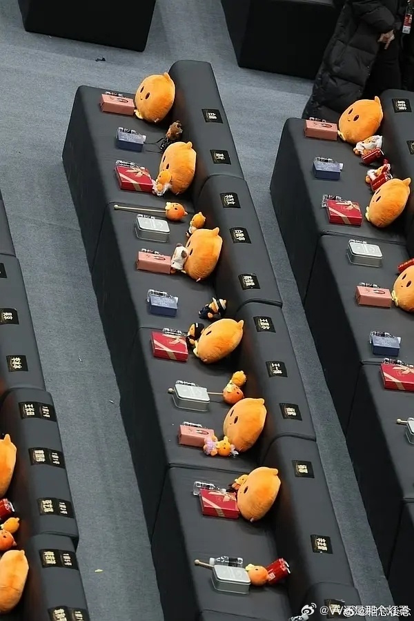 微博之夜内场微博之夜撕名牌疑云。上监控吧。