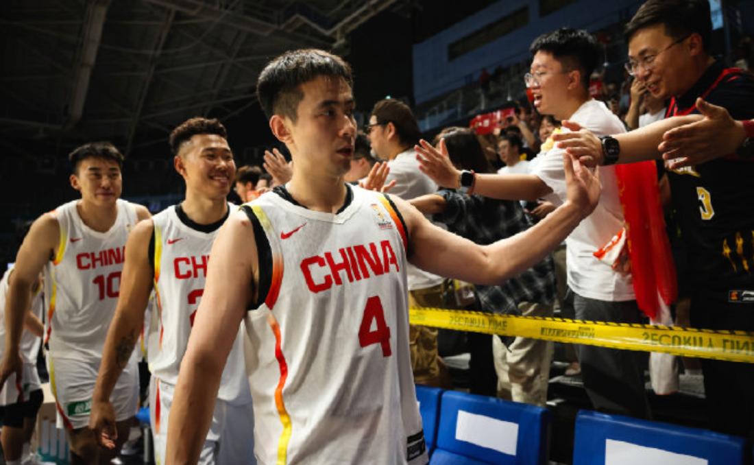 中国男篮热身赛这对手也太敷衍了！防守是不做的，进攻是没活力的，完全是来中国旅游的