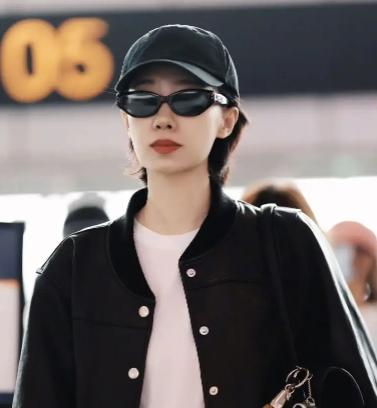 张小斐一身黑太酷辣，拽姐上身，气场惊人#张小斐##娱乐#