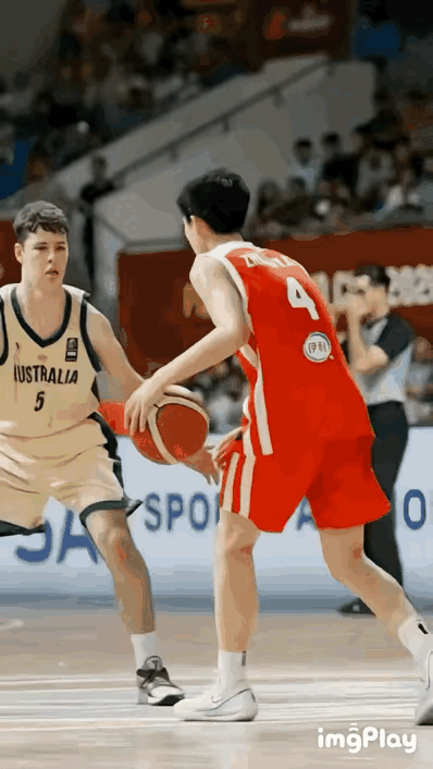 中国男篮U18虽败犹荣，抛开裁判的问题，我们的球员打得确实亮眼！
张宇辰持球面对