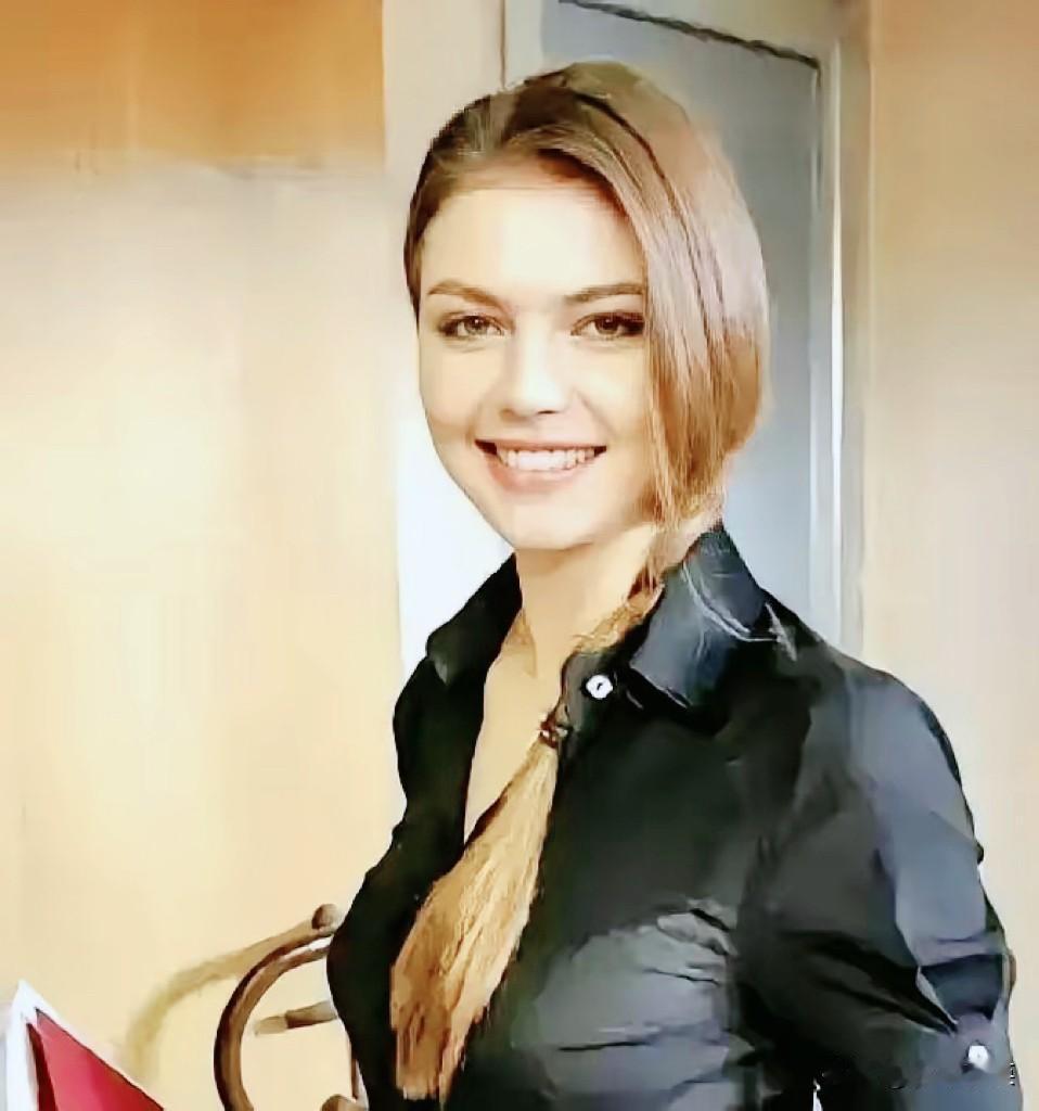 她是谁我不知道，让我眼睛一亮的是这件黑色衬衫。
职业使然，常常看到好的款式都仍不