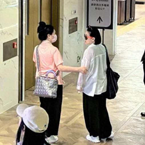 香港偶遇小S一家！56岁许雅钧儒雅挺拔，全家聚餐疗愈人心