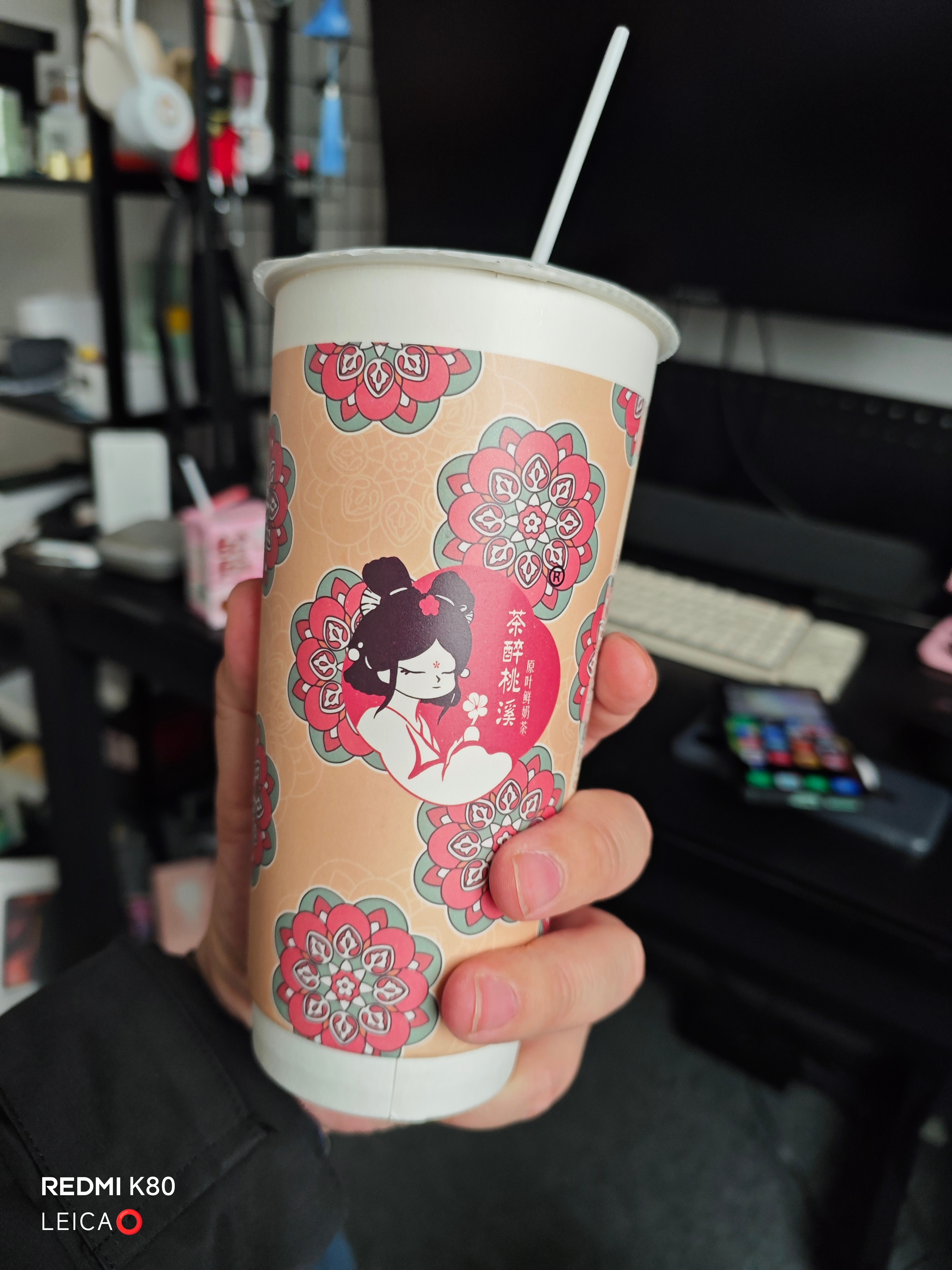 今天买了大杯茶醉桃溪，喝了很多次了，这个不比霸王茶姬差，今天点的是凤凰单丛的鲜奶