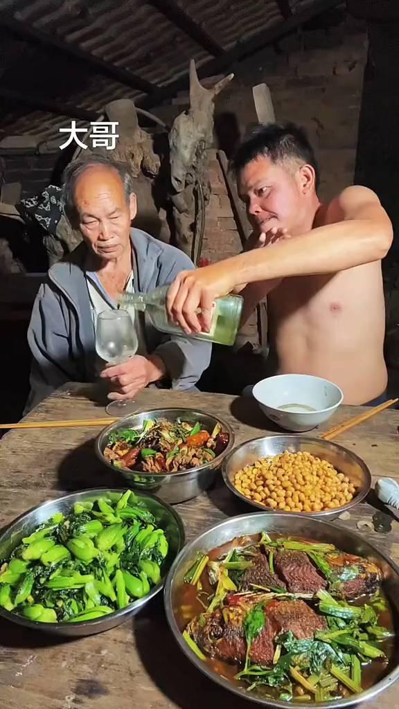闭上眼看见天堂，那是藏着你笑的地方。我躲开无数个恋人的墙，闭上眼看见天堂，那是藏