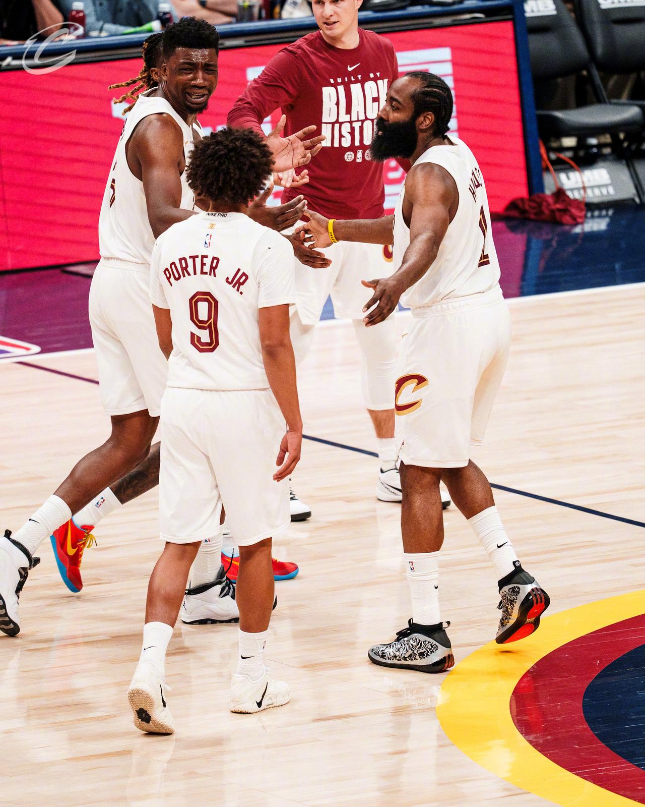 骑士的阵容也太矮了吧，3-4个后卫在场上，篮板完全抢不过对面，身高太吃亏了。几个