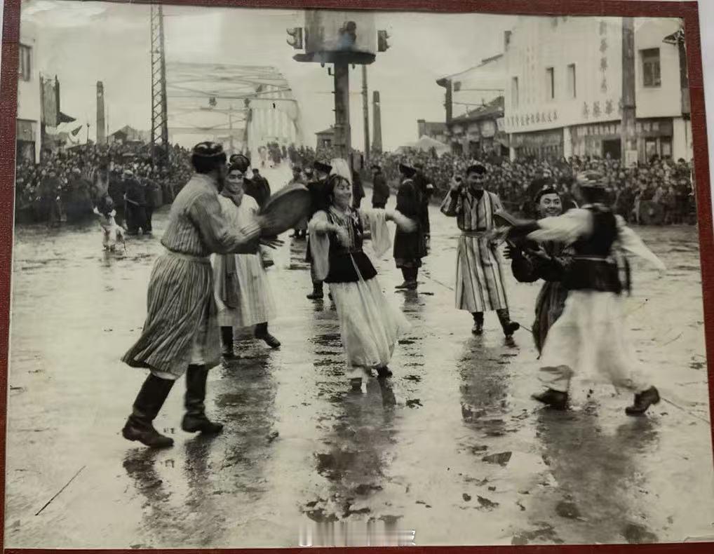 宁波珍贵老照片唤醒全城时代记忆 70年前，宁波摄影师卢苇在灵桥畔拍下珍贵照片《军