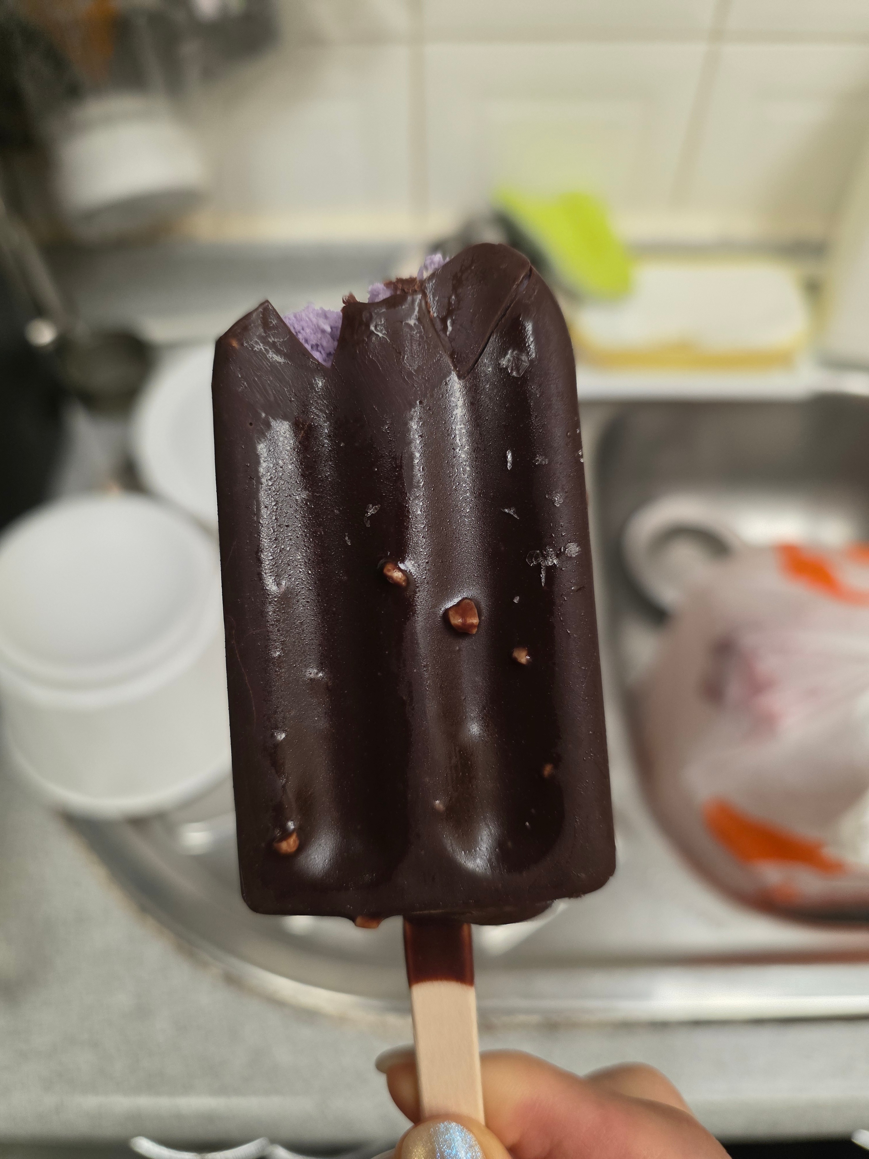 为何深宵总是饿[捂嘴哭]巧克力脆皮香芋雪条好好吃啊！ ​​​