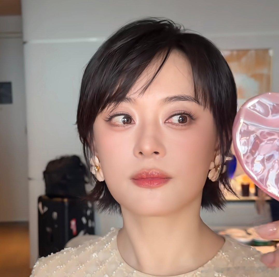孙俪终于把她嘴上的痣点掉了，最近真好看 
