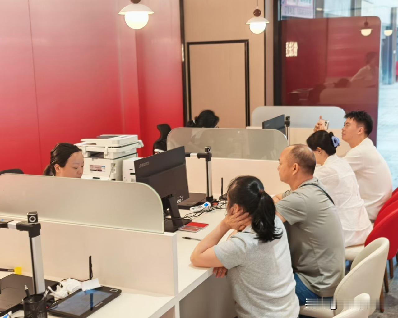 520，宜宾民政也是煞费苦心让大家来结婚，送五粮液，送刮刮乐，免费拍照！送礼品！