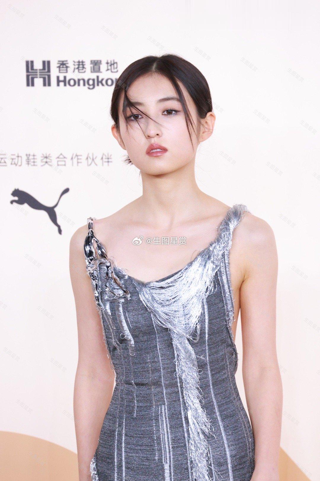 张子枫银灰色流苏长裙亮相vogue红毯，清冷灵气的妹宝[开学季] | 2348独